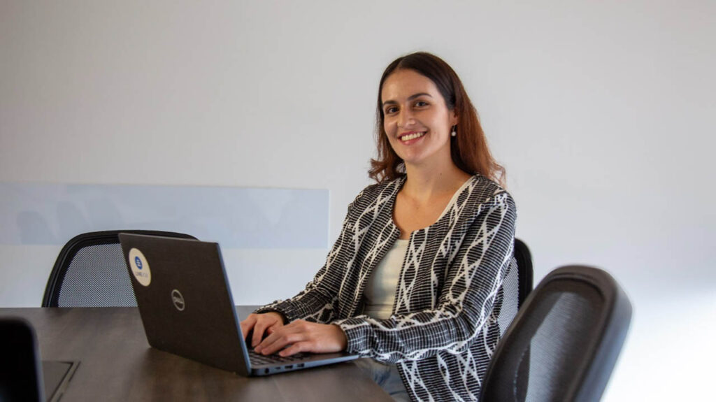 Imagen de una mujer en un computador