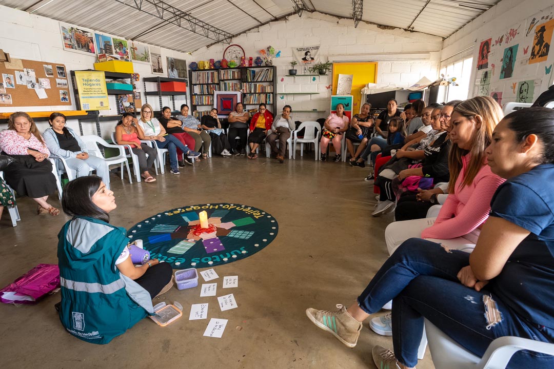 Mujeres Tejiendo Hogares