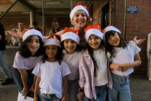 Imagen de niños y niñas con sombreros navideños