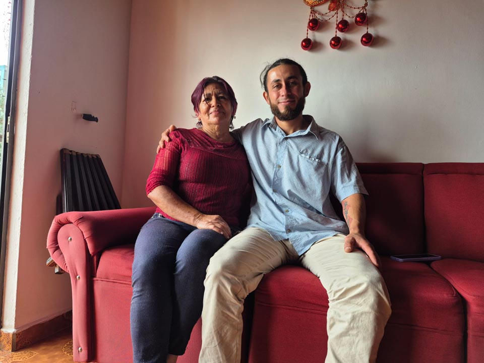 John Mesa y su madre Imagen prótesis creada en Medellín por egresados del ITM CON LUZ