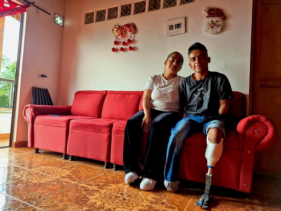 Luis Taborda con su madre Yuli Londoño Imagen prótesis creada en Medellín por egresados del ITM CON YULI