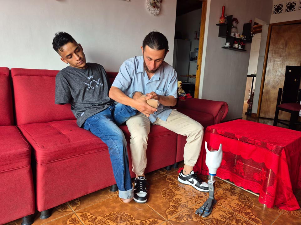 John Mesa le mide un liner a Luis Taborda. Imagen prótesis creada en Medellín por egresados del ITM LINER