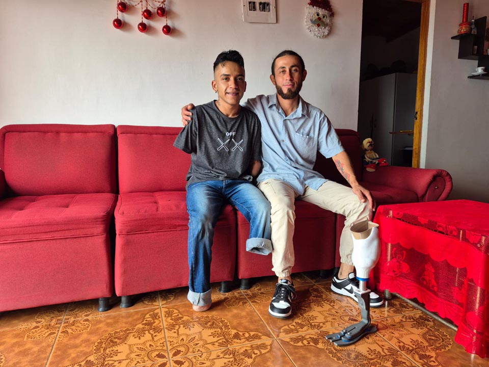 Luis Taborda y John Mesa Imagen prótesis creada en Medellín por egresados del ITM SENTADOS