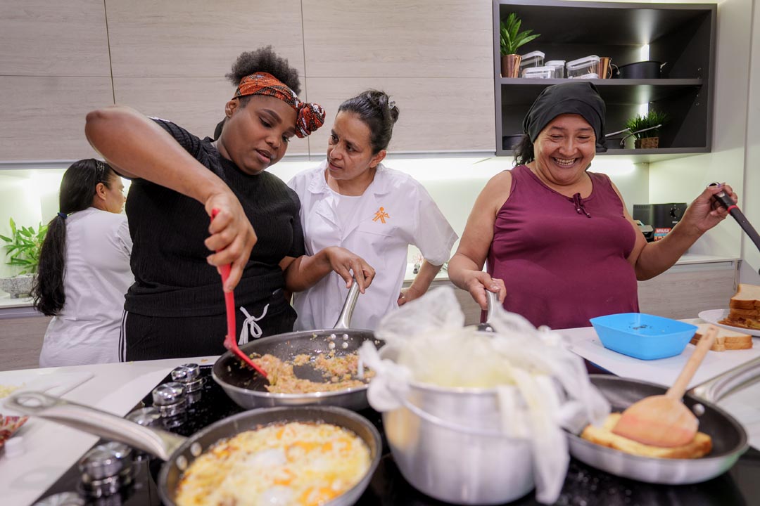 mujeres tejiendo hogares en Imusa