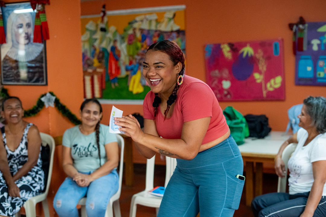 Mujeres tejiendo Hogares olaya