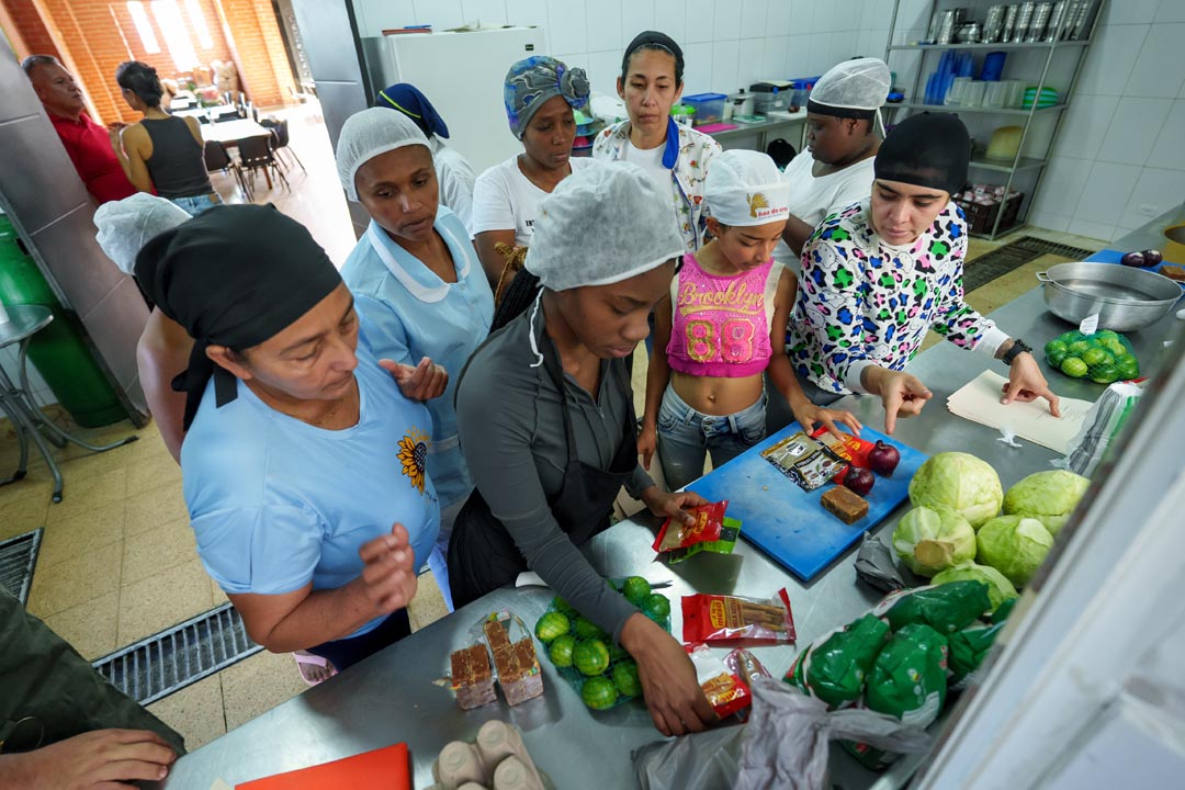 Mujeres Tejiendo Hogares