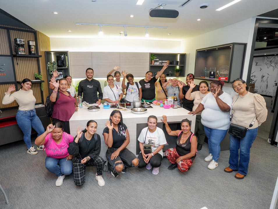 mujeres tejiendo hogares en Imusa