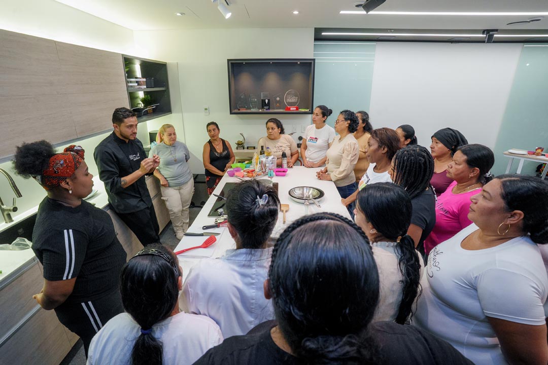 mujeres tejiendo hogares en Imusa