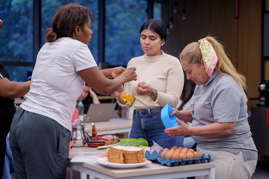 mujeres tejiendo hogares en Imusa