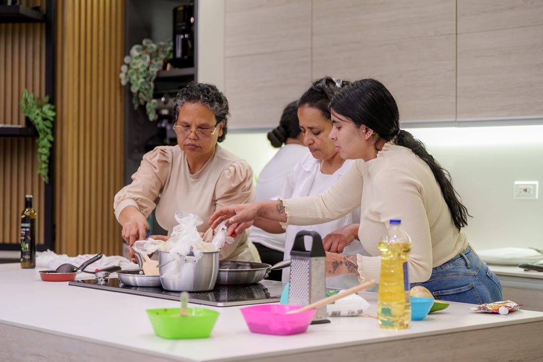 mujeres tejiendo hogares en Imusa