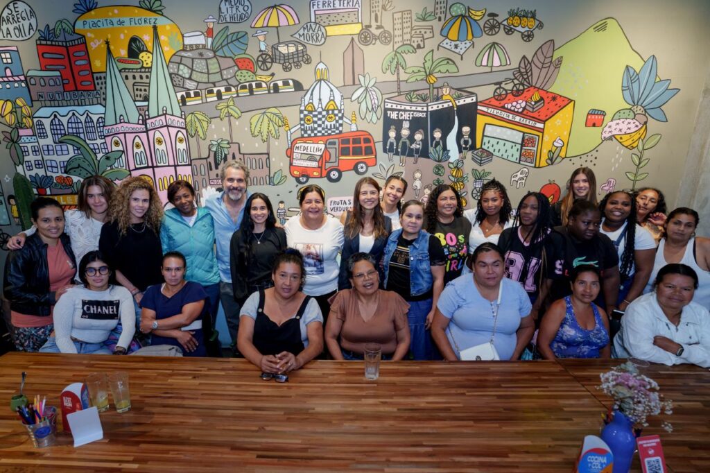 Imagen Mujeres Tejiendo Hogares