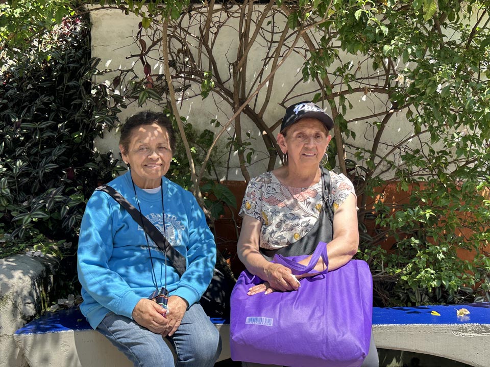 Rosalba y Paquita, de Bogotá y Perú Imagen Pueblito Paisa y los turistas