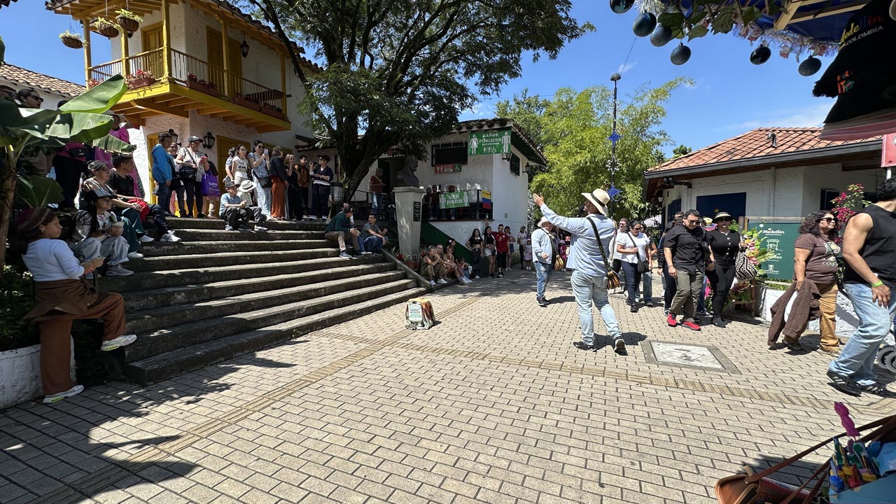 Imagen Pueblito Paisa y los turistas (3)