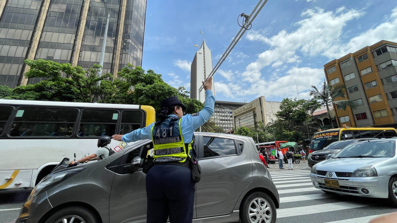 Imagen de agente de tránsito dirigiendo movilidad en calle