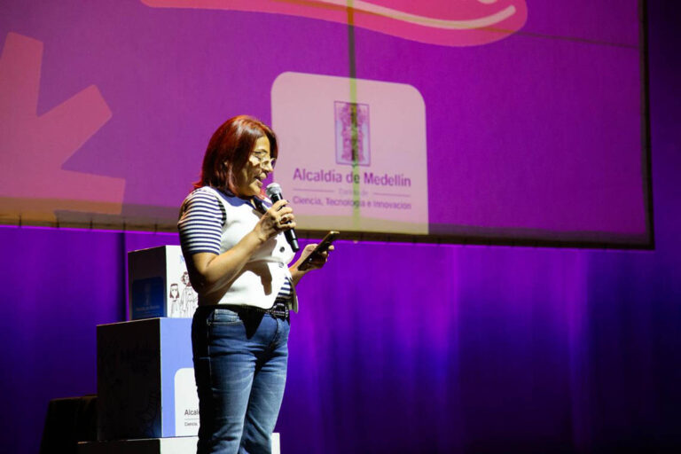 María Enoris Garzón, habitante de Medellín y participante de Decididas, estrategia de la Alcaldía que brinda acompañamiento integral a mujeres para fortalecer su autonomía económica.