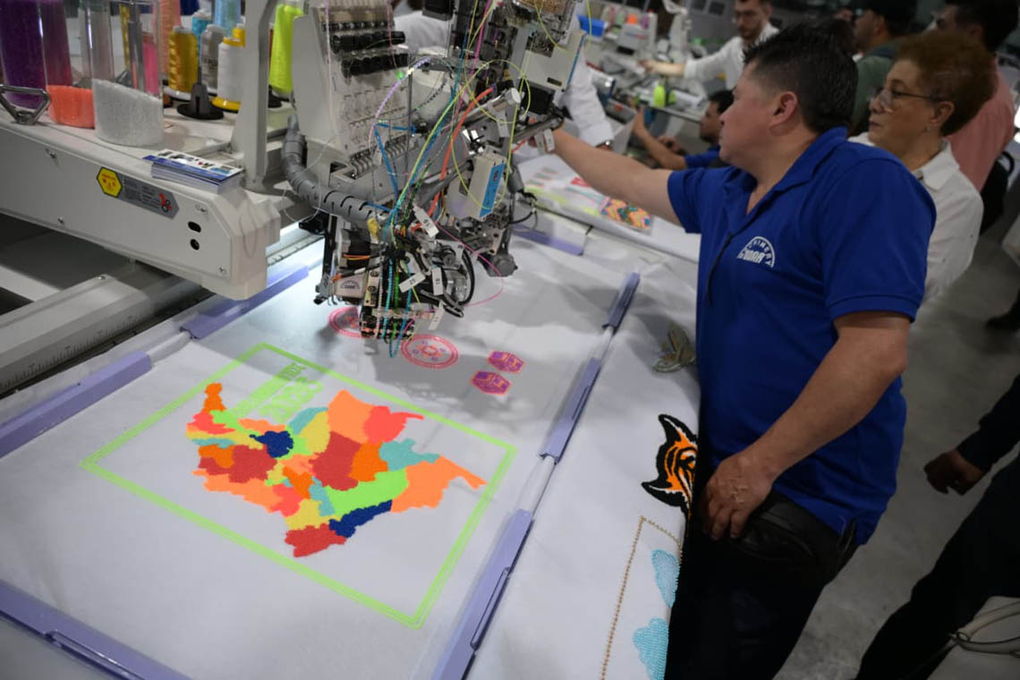 Imagen de operario de máquina textil