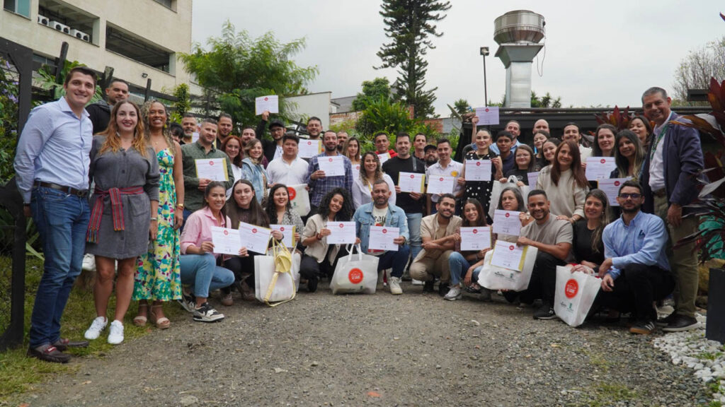 Imagen de personas con diploma de Medellín Si Sabe