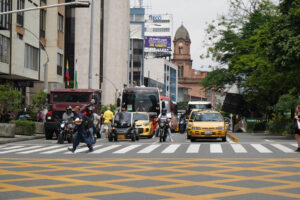 Imagen de vehículos en semáforo de la avenida oriental