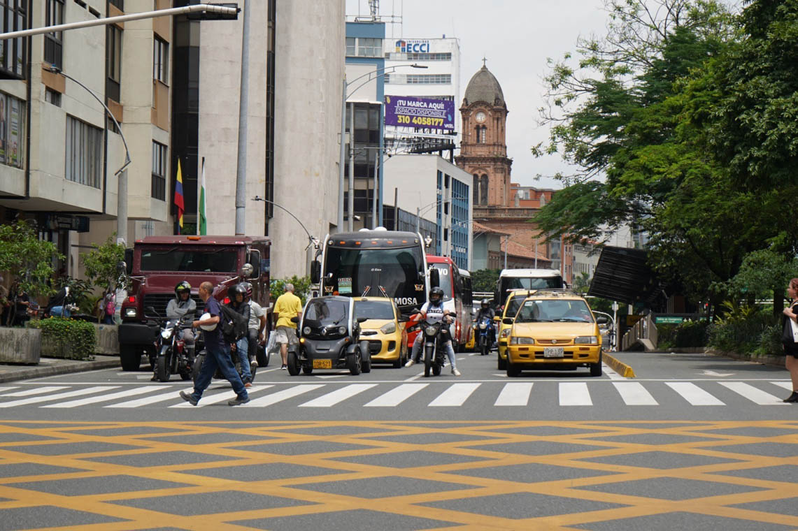 Imagen de vehículos en semáforo de la avenida oriental