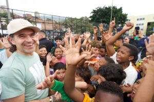 Imagen del Alcalde Federico Gutiérrez con niños de la comunidad