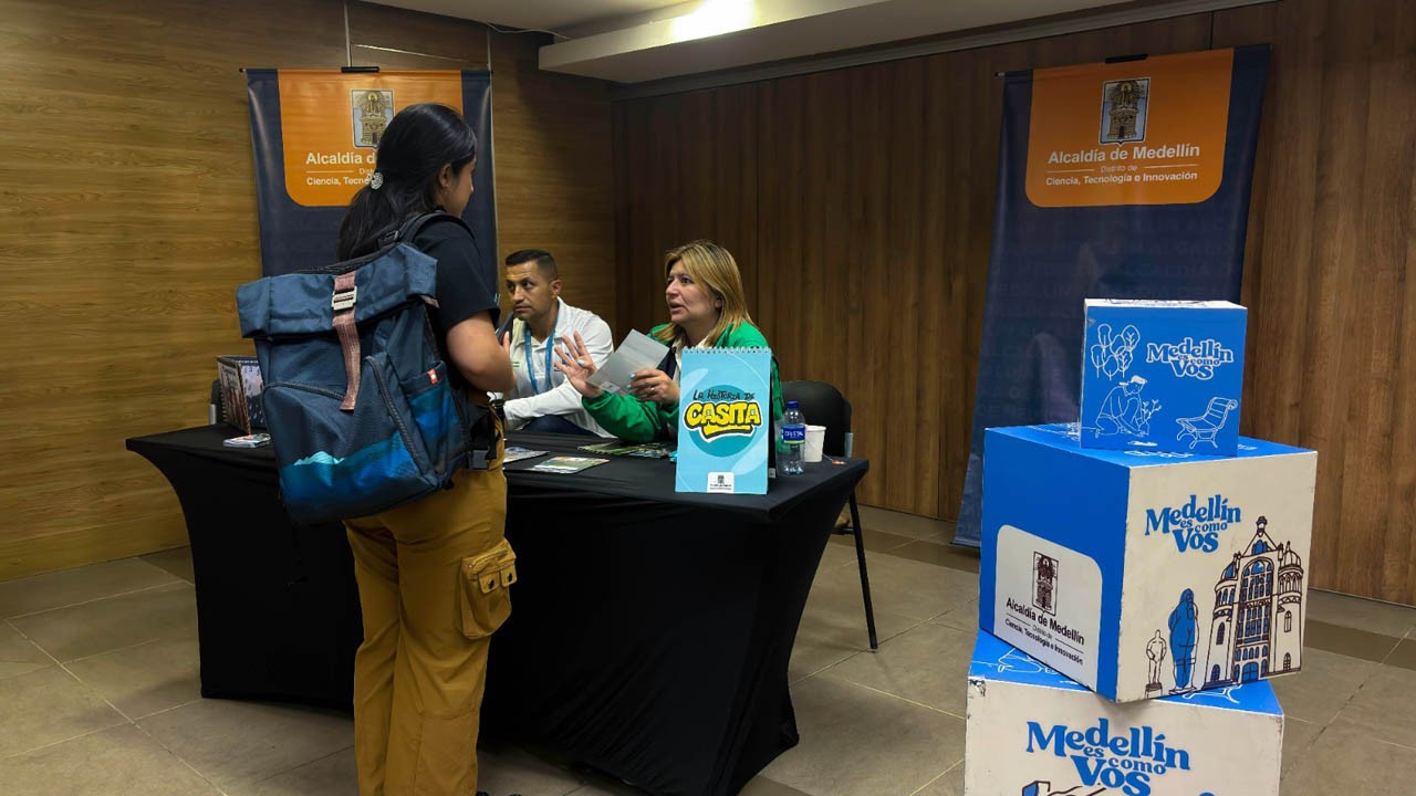 Imagen de funcionarios atendiendo a ciudadana