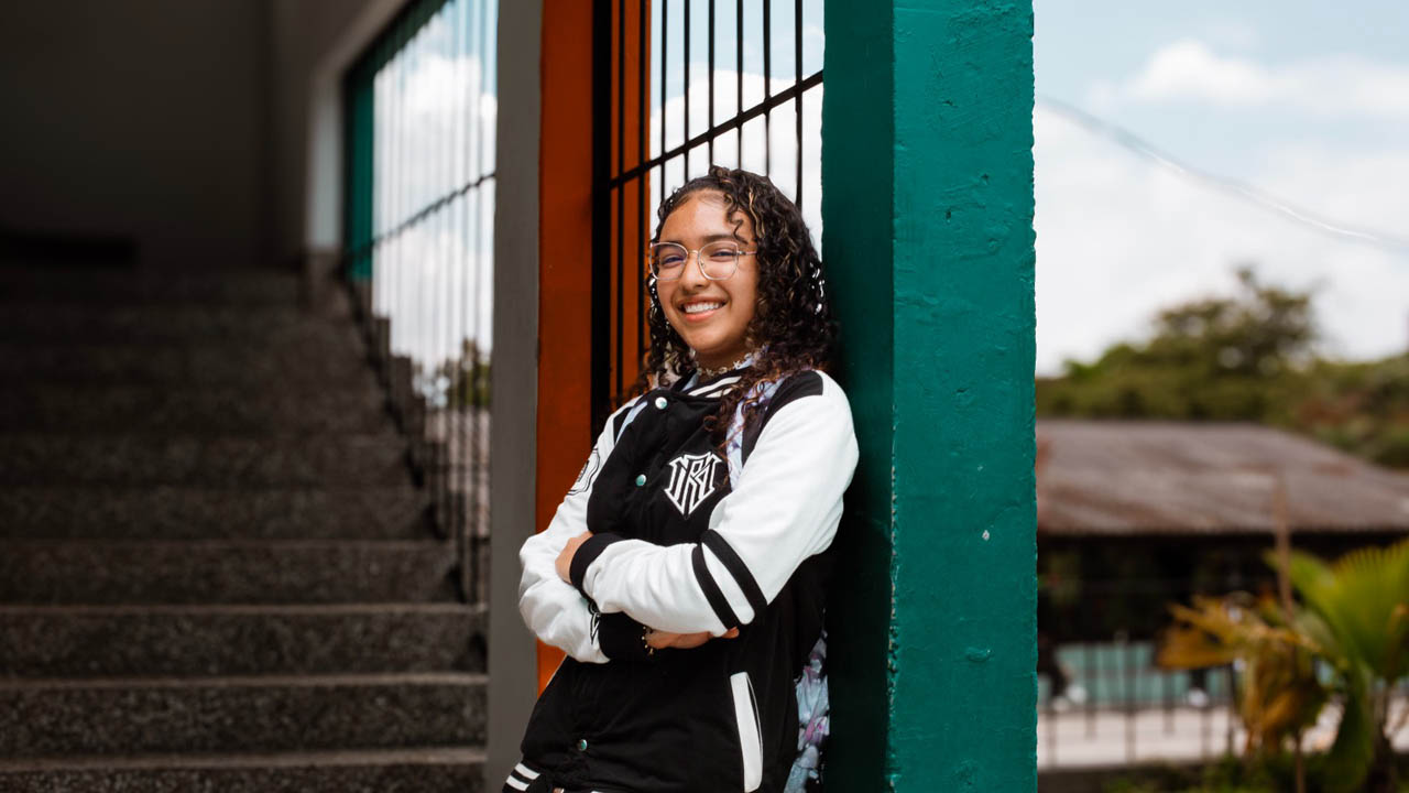 joven estudiante de colegio sonriendo Imagen de joven estudiante de colegio sonriendo
