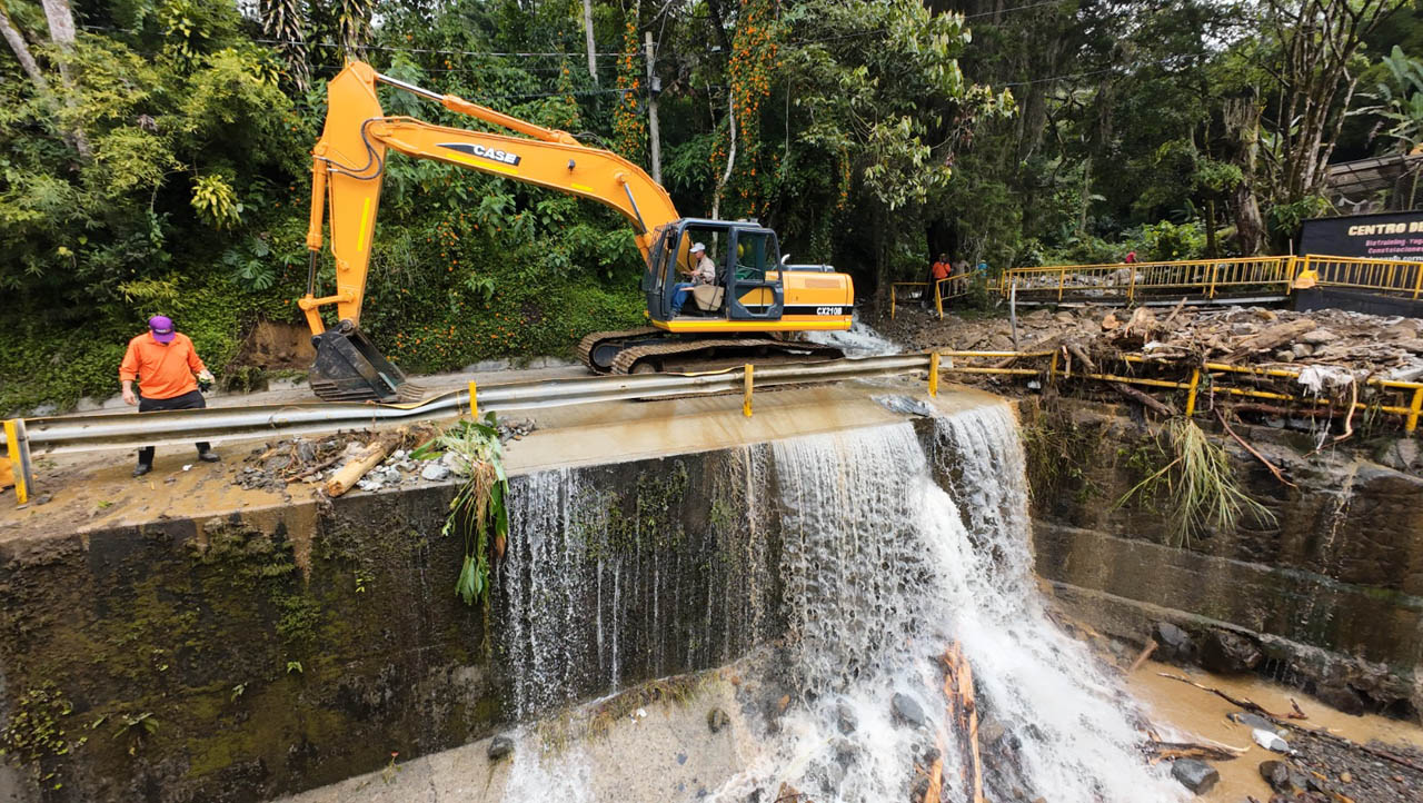 Imagen de maquinaria amarilla en reparaciones en la vía por emergencias por la lluvia