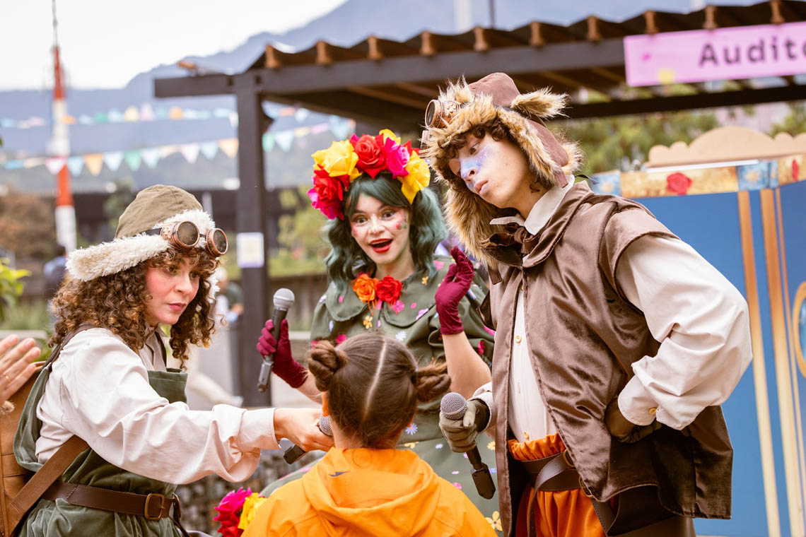 Imagen de niña con personajes de comparsa