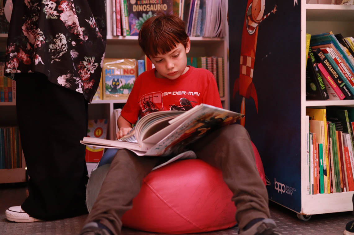 Imagen de niño sentado leyendo un libro