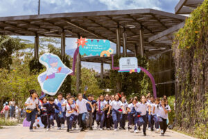 Imagen de niños de colegio corriendo