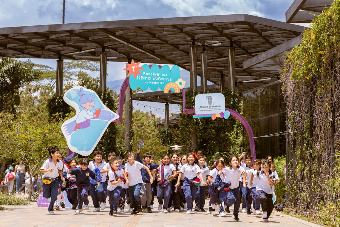 Imagen de niños de colegio corriendo