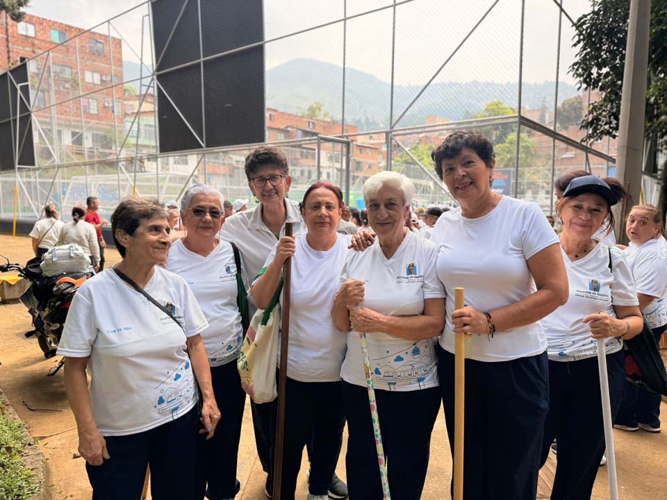 Imagen Una cancha en Medellín, que vio crecer al barrio foto Emanuel