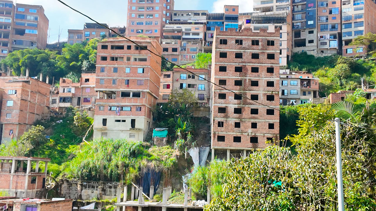 Construcciones ilegales en el cerro de Las Tres Cruces Imagen construcciones ilegales en el cerro de Las Tres Cruces (7)