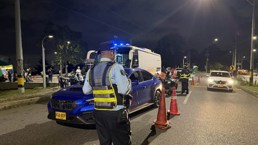 Imagen de agente de tránsito en operativo de carros