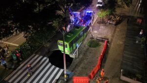 Imagen de autobús que cayó en hueco en avenida de El Poblado