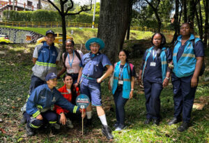 Imagen de equipo que limpia sitios críticos de asentamientos de habitantes de calle