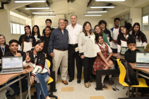 Imagen de gerente de EPM entregando computadores a jóvenes estudiantes de colegio