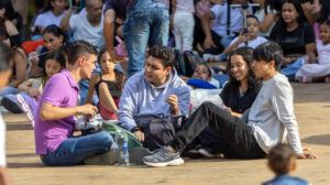 Imagen de grupo de jóvenes reunidos en parque de la ciudad