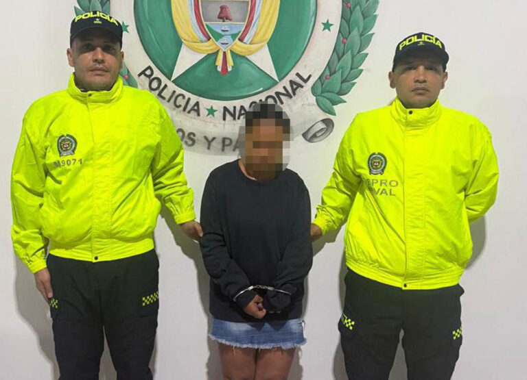 Imagen de mujer capturada con escolta de la policía
