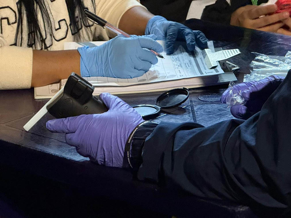 Imagen de persona llenando un formato en control de alcoholemia