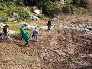 Imagen de personal en quebrada