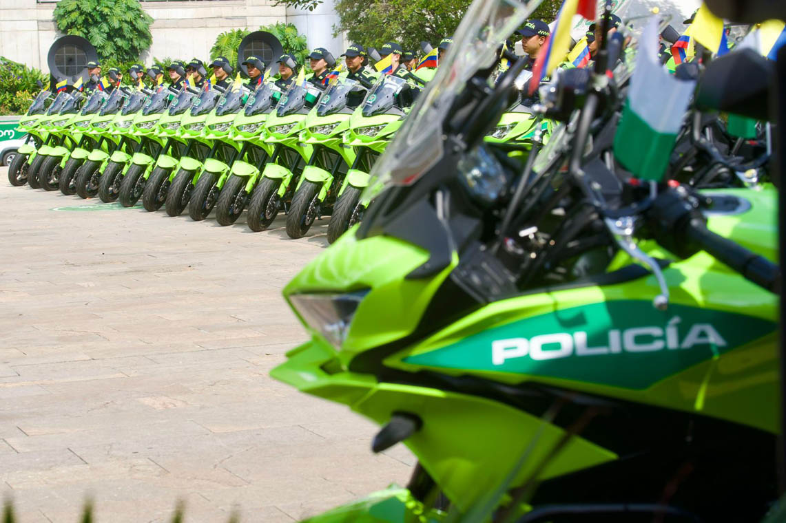 Imagen de policías formados con motocicletas nuevas