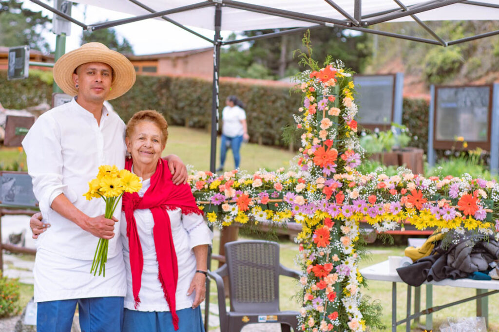 Imagen de silleteros ofreciendo una flor