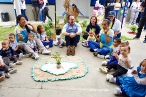 Imagen del Alcalde con niños y facilitadores de Buen Comienzo