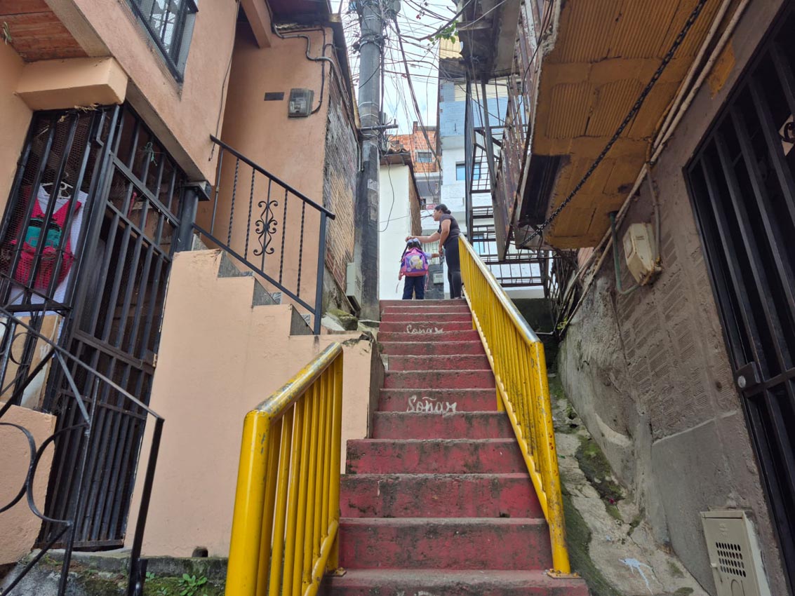 En el barrio Santo Domingo Savio hay algunas escaleras que conectan vías en la montaña