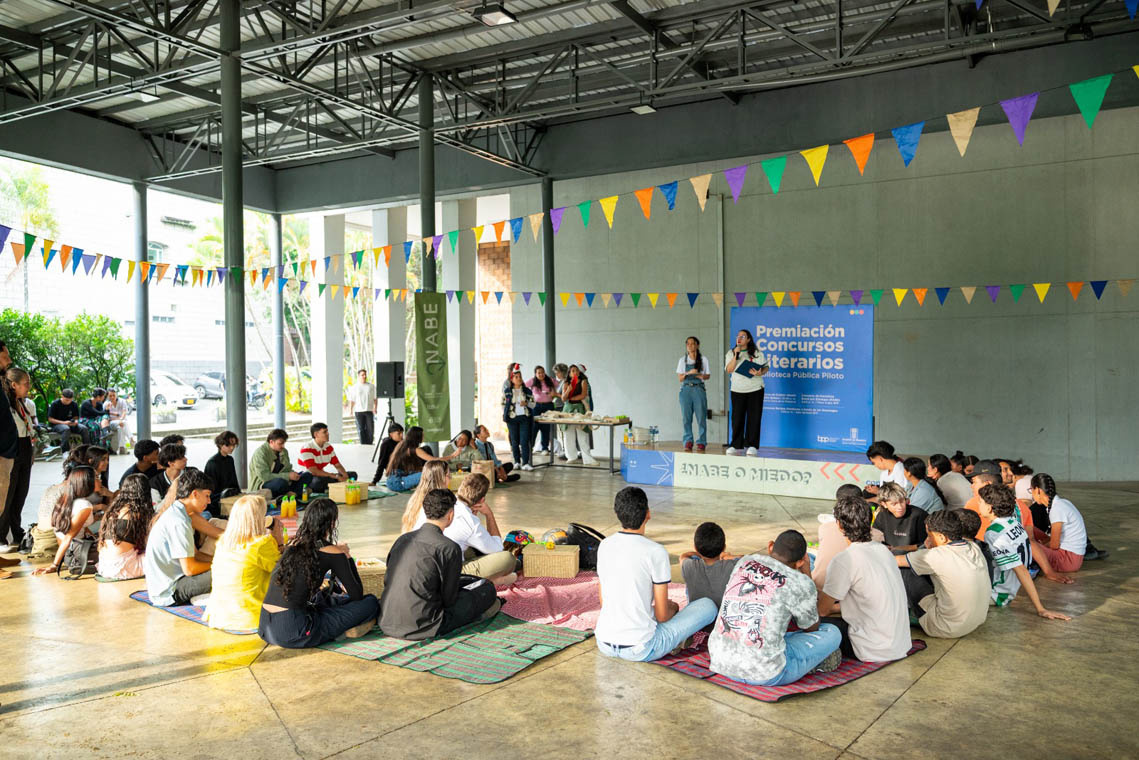 Imagen de asistentes a evento literario