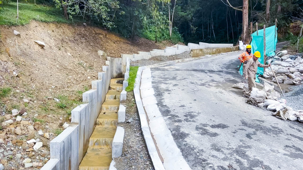 Imagen de canalización de agua en una calle