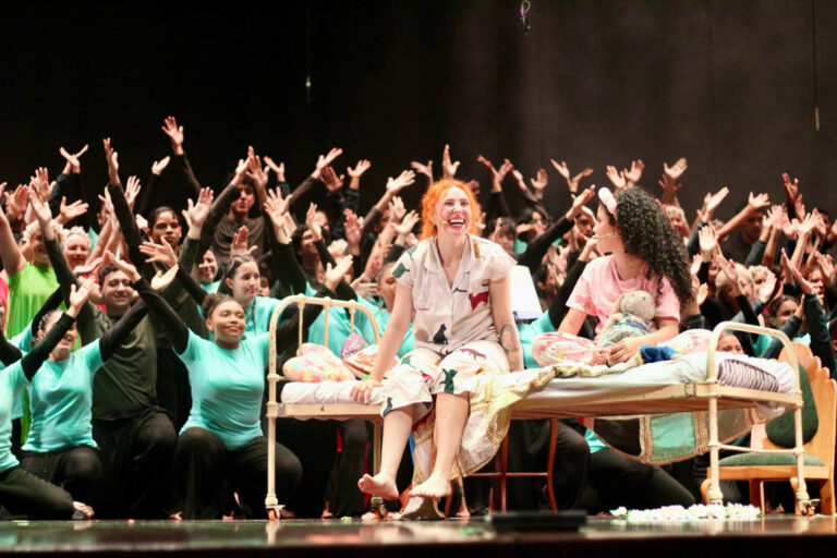 Imagen de cantantes en una obra de teatro
