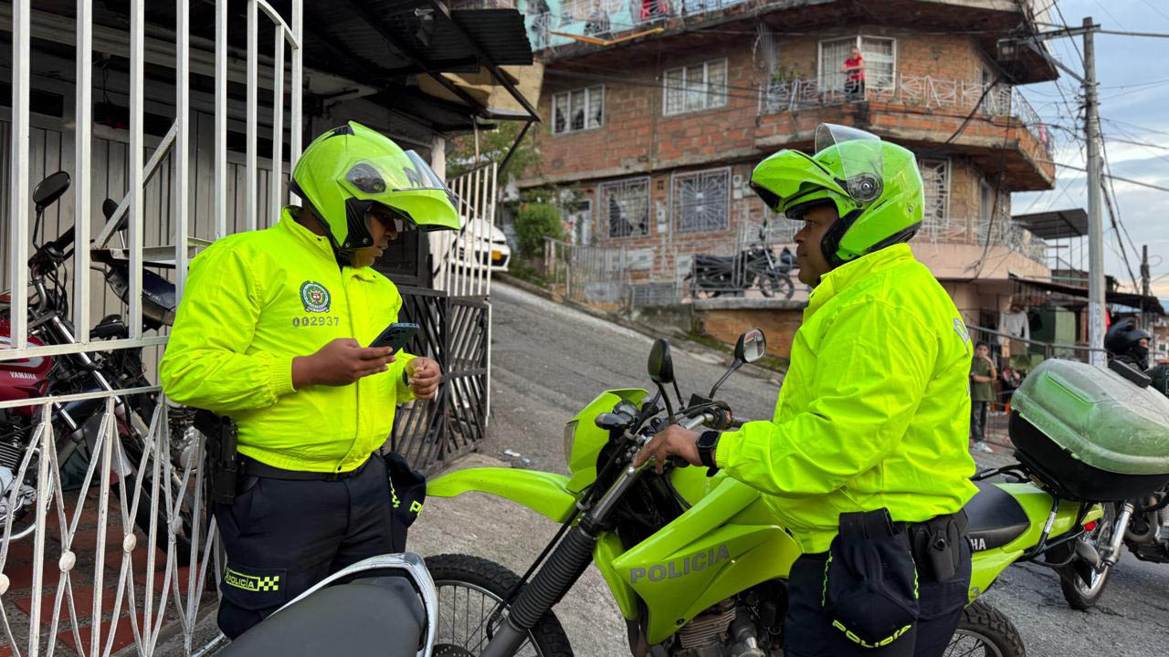 Imagen de dos policías en una comuna