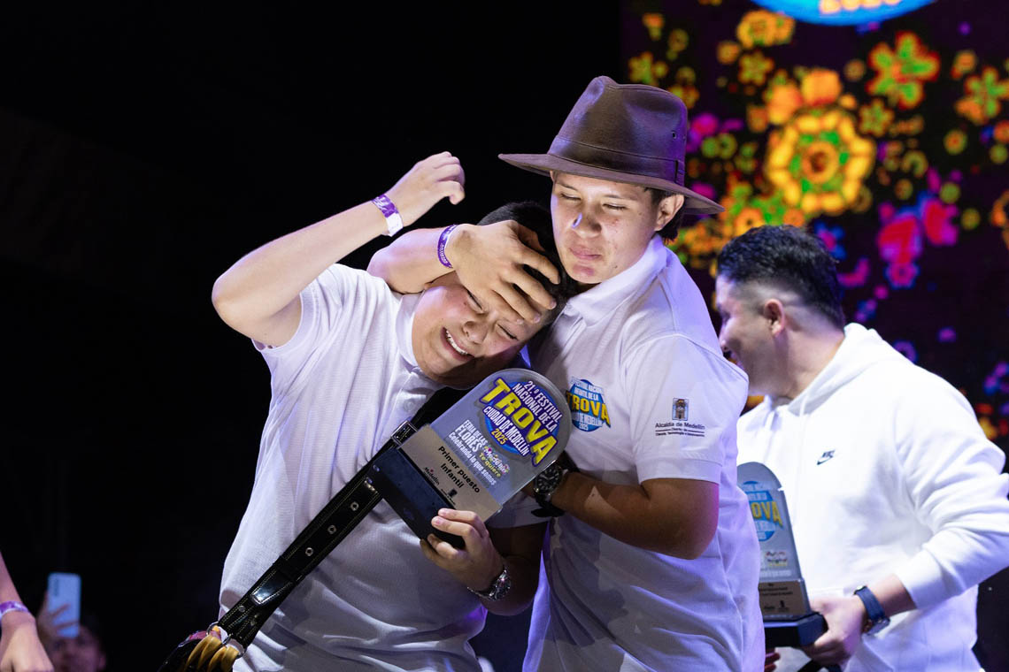 Imagen de ganadores del Festival Nacional de la Trova abrazados